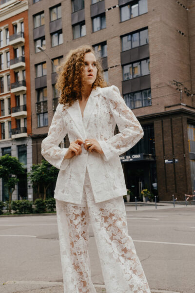 Приталений жакет з квіткового мережива