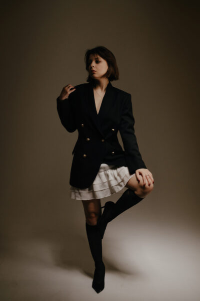 Чорний жакет прямого крою з акцентними ґудзиками