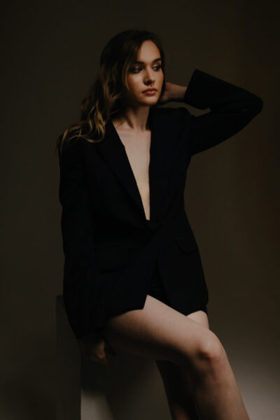 Чорний приталений жакет з вовни