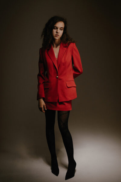 Червоний жакет прямого крою