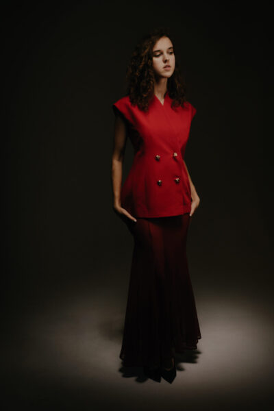 Червона жилетка прямого кроя